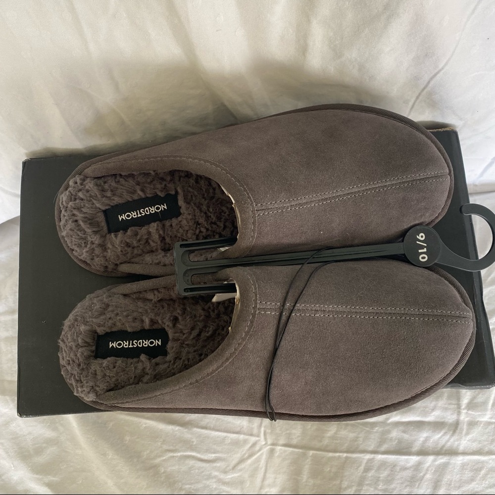Nordstroms Men's gray suede slippers , NWT - Size 10